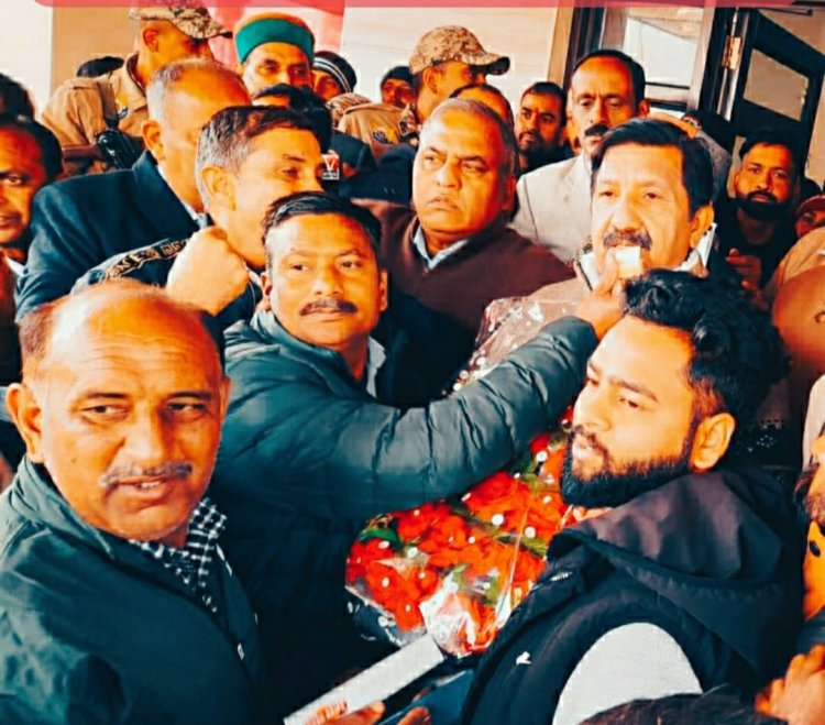 फायर ब्रिगेड कर्मियों की डिप्टी सी एम मुकेश अग्निहोत्री से शिष्टाचार भेंट