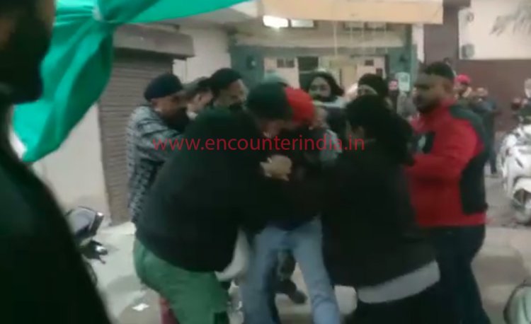 जालंधरः माडल हाउस में दो केबल ऑपरेटरों में हुई हाथापाई, देखें वीडियो