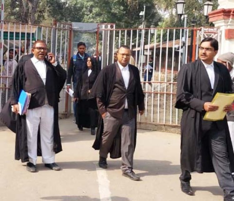 दिनदहाड़े हाई कोर्ट के सामने से पुलिस ने वकील को उठाया