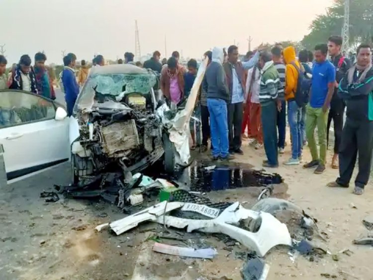 हाईवे पर हुआ भयानक एक्सीडेंट , कार के उड़े परखच्चे, 4 की मौत