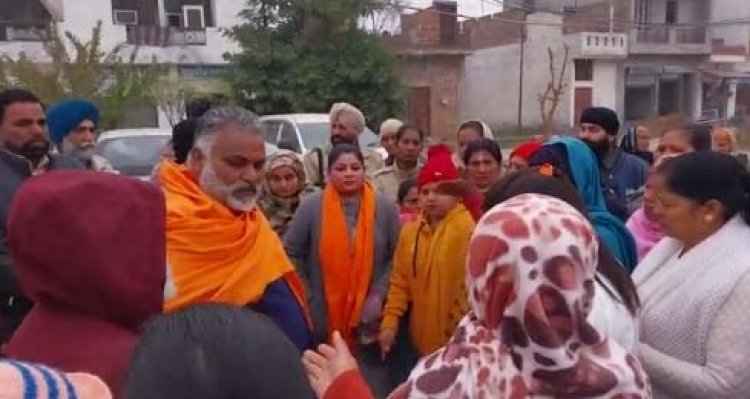 जालंधरः पुलिस द्वारा कार्रवाई ना किए जाने से परेशान सुभाष गोरिया ने परिवार समेत सुसाइड करने की दी धमकी, देखें वीडियो