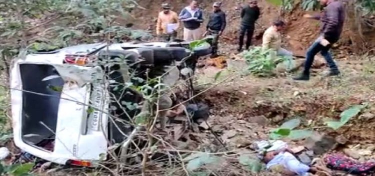 अस्थियां विसर्जन करने गए लोगों की खाई में गिरी कार, 4 की मौत