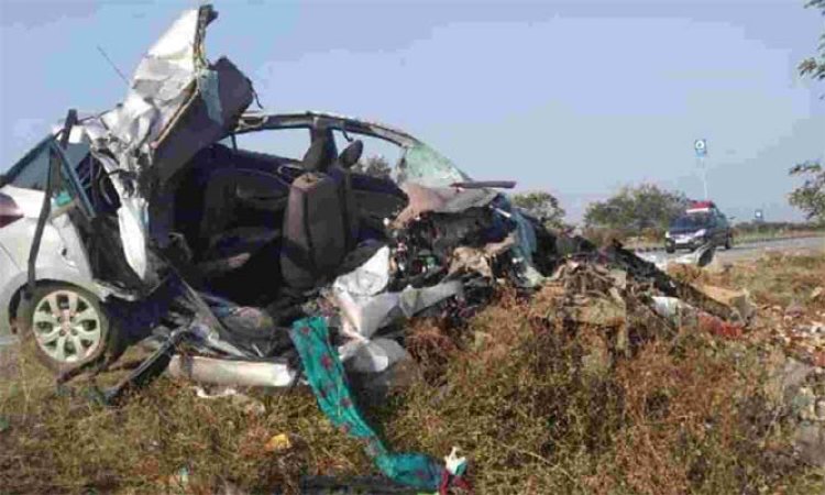 हाईवे पर कार और ट्रक की भीषण भिड़ंत, 4 की मौत, कार के उड़े परखच्चे