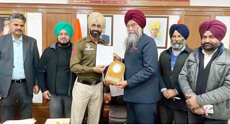 पंजाबः स्पीकर कुलतार संधवां ने ASI व Body Building Player मनदीप को किया सम्मानित