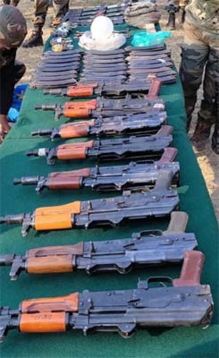 पुलिस और सेना ने भारी मात्रा में हथियार और गोला-बारूद किए बरामद, देखें तस्वीरें