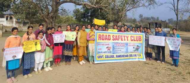 राजकीय महाविद्यालय रामशहर में सडक सुरक्षा को लेकर रैली निकाली