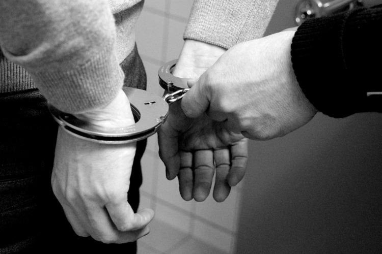 मां-बाप को बेटी की गोद भरना पड़ा महंगा , पुलिस ने पकड़ा
