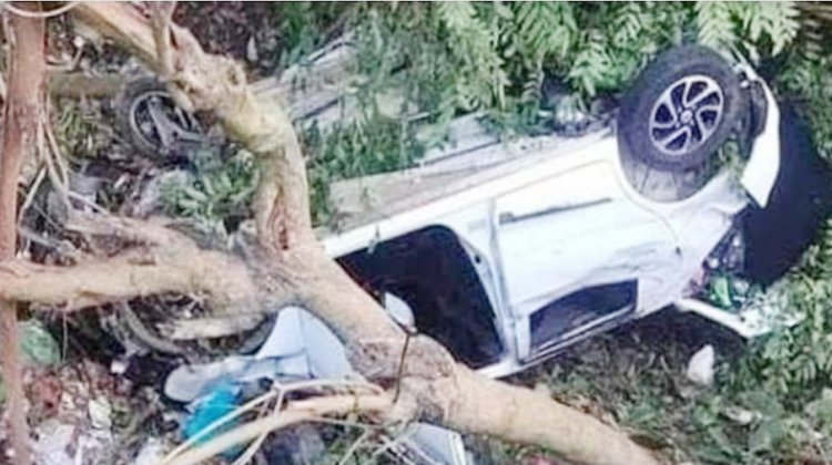 अनियंत्रित होकर नाले में गिरी कार, चालक की मौके पर मौत