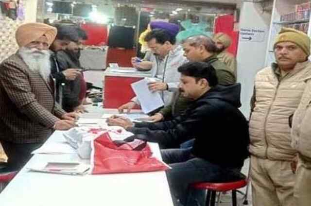 जालंधरः नाहौरियां बाजार में मैसर्ज चोपड़ा गारमैंट्स पर GST विभाग की दबिश