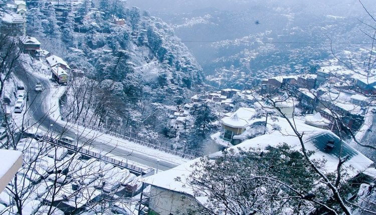 टूरिस्ट को बड़ा झटका, बर्फबारी के चलते हाईवे बंद
