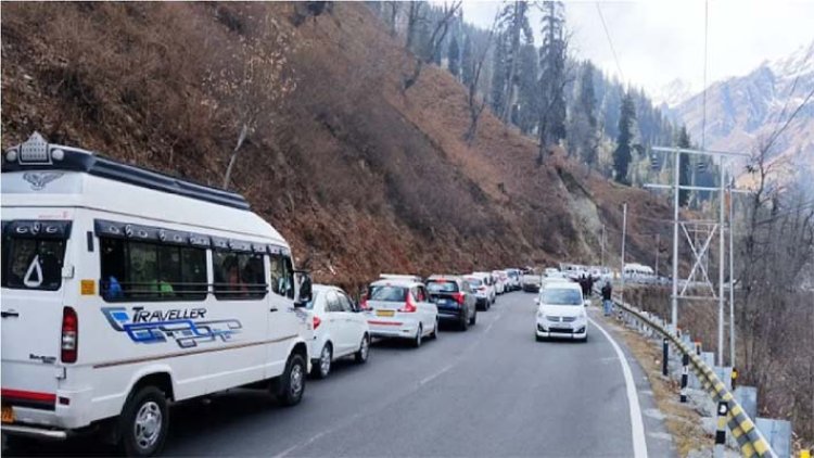 हिमाचल में नए साल से पहले उमड़ी भीड़, 45 मिनट के सफर में लग रहे 5 घंटे 