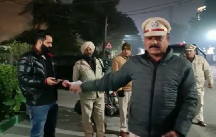 जालंधरः ACP रणधीर ने VIP लाइट लगाकर घूम रहे नकली जज को किया काबू, देखें वीडियो