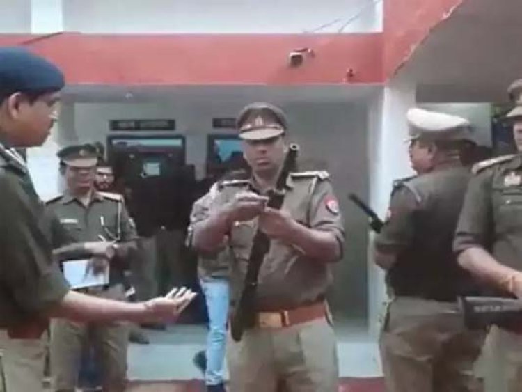 वाह रे पुलिसः SI ने बंदूक में ऐसी जगह डाली गोली, DIG साहब रोक नहीं पाए हंसी, देखें वीडियो