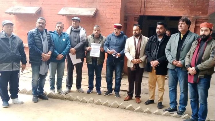 जालंधरः गैंगस्टरों द्वारा नेताओं को मिल रही धमकियों को लेकर DCP से मिले भाजपा कार्यकर्ता, देखें वीडियो
