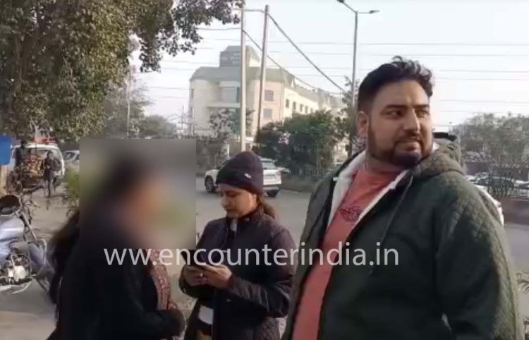 जालंधरः BSF चौंक के नजदीक भारी हंगामा, पति ने पत्नी को व्यक्ति के साथ पकड़ा, देखें वीडियो