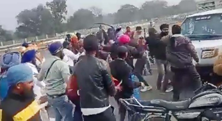 गुरुद्वारे के बाहर दो पक्षों में खूनी झड़प, तलवारों और डंडों से हमला, देखें वीडियो