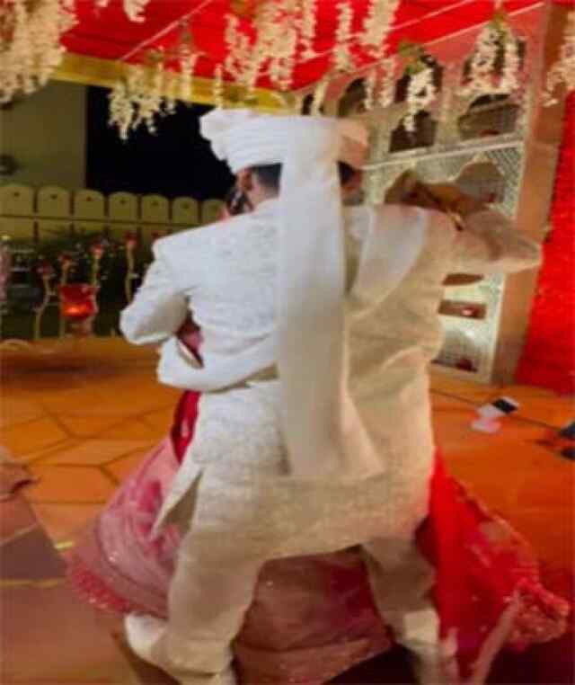 स्टेज पर दूल्हा-दुल्हन ने डांस दौरान किया कुछ ऐसा, देख सब हुए हैरान, देखें वीडियो