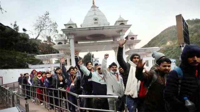 नए साल पर माता वैष्णो देवी दरबार में उमड़ी श्रद्धालुओं की भारी भीड़