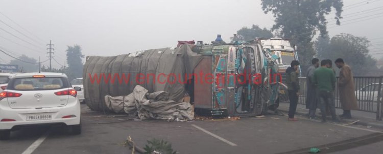 जालन्धर: पठानकोट रोड पर सेबों से भरा ट्रक पलटा, लगा जाम