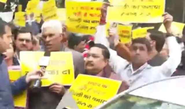 AAP के प्रदर्शन दौरान माहौल तनावपूर्ण, भारी पुलिस फोर्स तैनात, देखें वीडियो