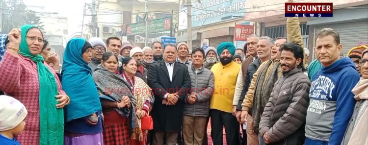 जालंधरः डिस्पेंसरी के बाहर लोगों ने लगाया पक्का धरना, देखें वीडियो