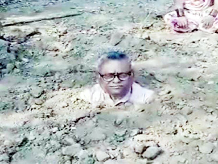 किसान ने खुद को जमीन के अंदर गाड़ा… जानें वजह