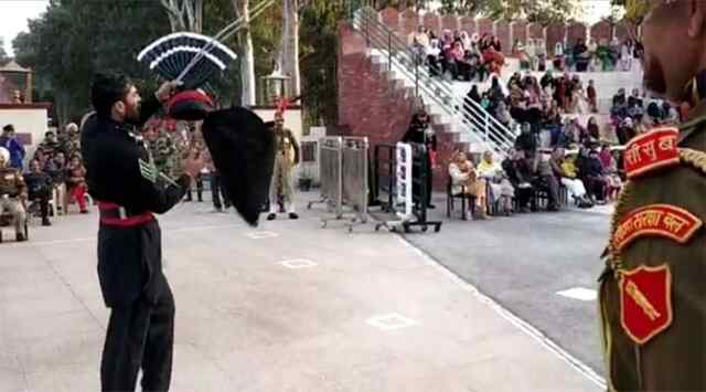 पंजाबः भारत-पाक रिट्रीट सेरेमनी दौरान पाकिस्तानी रेंजर्स की गिरी पगड़ी