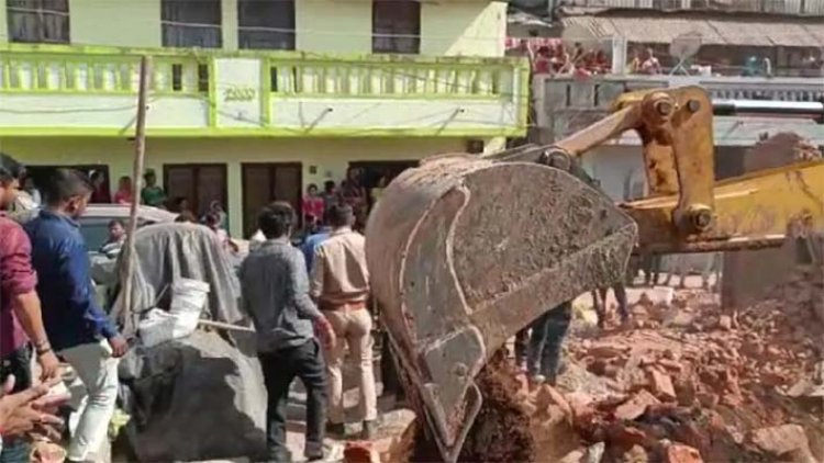 रिनोवेशन दौरान 2 मंजिला मकान गिरने से 3 की मौत