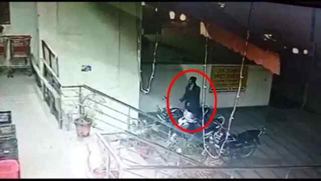 जालंधरः क्यूरो मॉल से चोर बाइक लेकर हुआ फरार, देखें CCTV