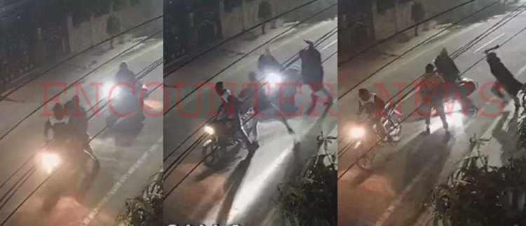 फगवाड़ाः तेजधार हथियारों से युवकों ने महिला को लूटा, देखें CCTV
