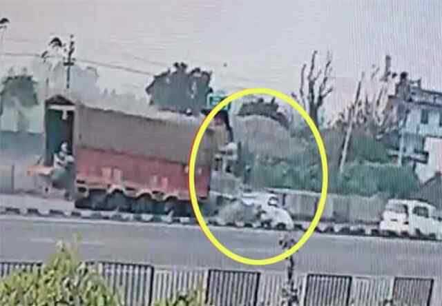 पंजाबः बेटे की शादी का कार्ड देने जा रहे कौंसलर की कार का ट्रक के साथ भयानक एक्सीडेंट, देखें CCTV