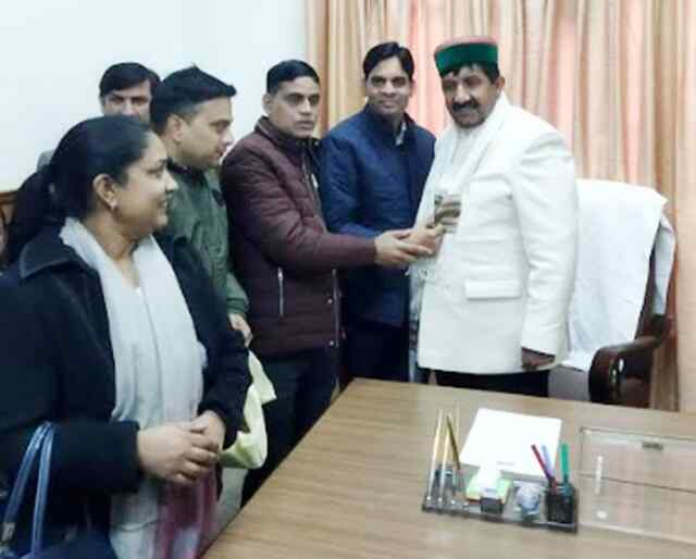 राज्य स्वास्थ्य समिति अनुबंध कर्मचारी अपनी मांगों को लेकर उप मुख्यमंत्री से मिले