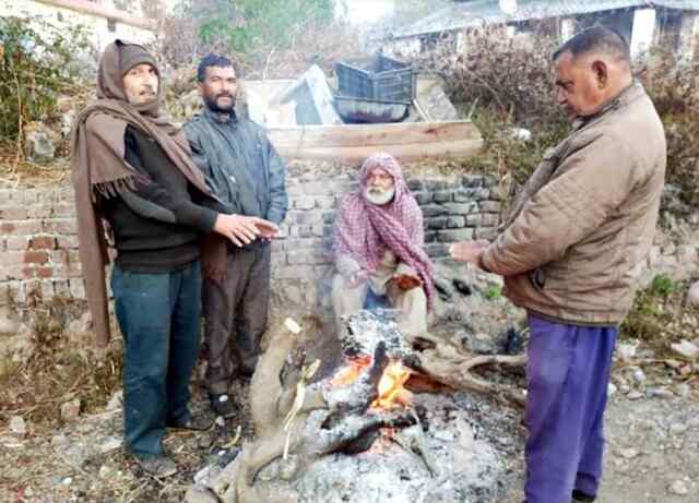घने कोहरे से जनजीवन अस्त व्यस्त, फसलें सुखने की कगार पर