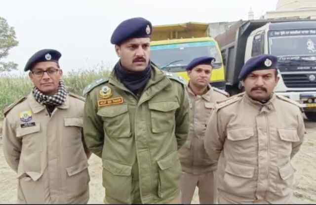 पुलिस ने दो जेसीबी एक पोकलेन और 8 टिप्पर व ट्रैक्टरों को पकड़ा