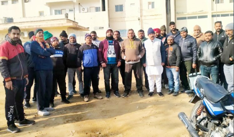 मजदूरों को पेश आ रही समस्याओं को उद्योग प्रबंधकों द्वारा अनदेखा ना किया जाए: नरेश ठाकुर 