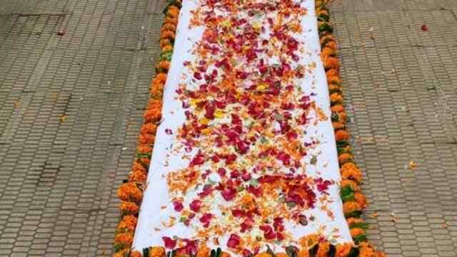 शव को श्मशान घाट ले जाने के दौरान हुआ कुछ ऐसा कि देख सब हुए हैरान 