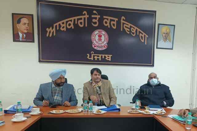 नई पालिसी को लेकर एक्साईज विभाग ने की ठेकेदारों से बैठक