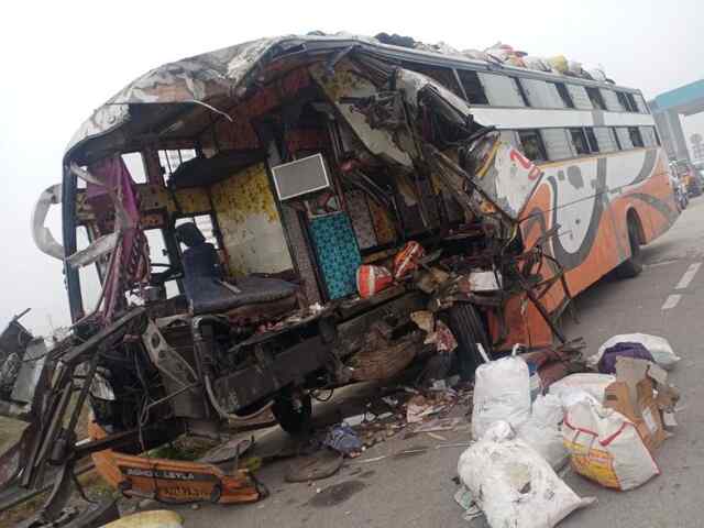 एक्सप्रेसवे पर स्लीपर बस की टक्कर, 4 यात्रियों की मौत…