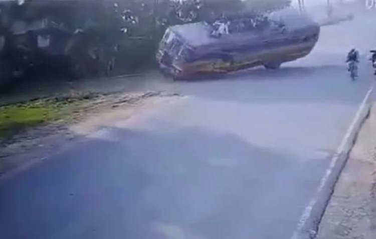 दिल दहलाने वाला हादसाःयात्रियों से भरी बस पलटने से एक की मौत, 45 घायल, देखें वीडियो