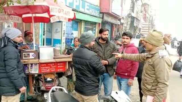 जालंधरः नो पार्किंग में खड़े वाहनों पर ट्रैफिक पुलिस की कार्रवाई, देखें वीडियो