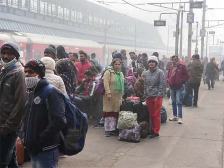 कोहरे ने यात्रियों की बढ़ाई परेशानी, आज 36 ट्रेनें लेट, देखें लिस्ट