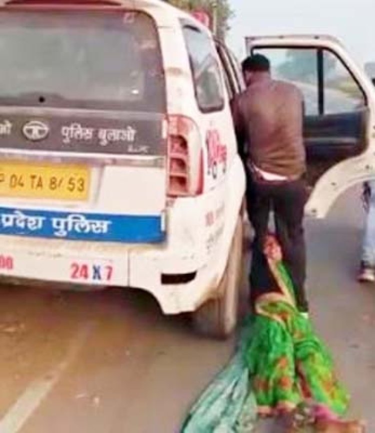 वृद्ध महिला को घसीटकर ले जा रहे पुलिस वाले, देखें वीडियो