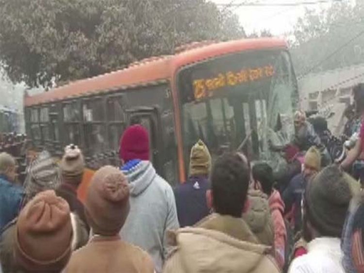 फुटपाथ पर सो रहे लोगों को बस ने कुचला