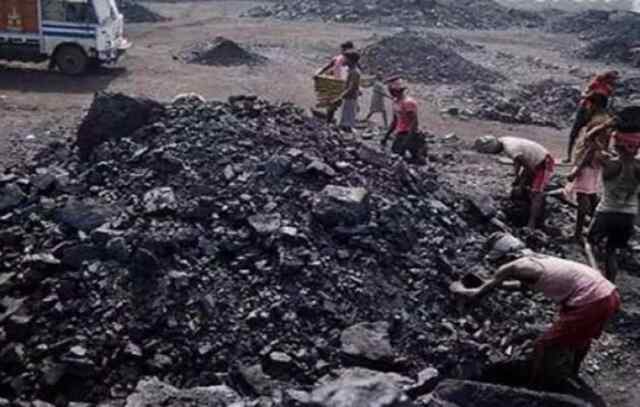 बड़ा झटकाः केंद्र सरकार ने कोयला आयात के फिर बदले नियम