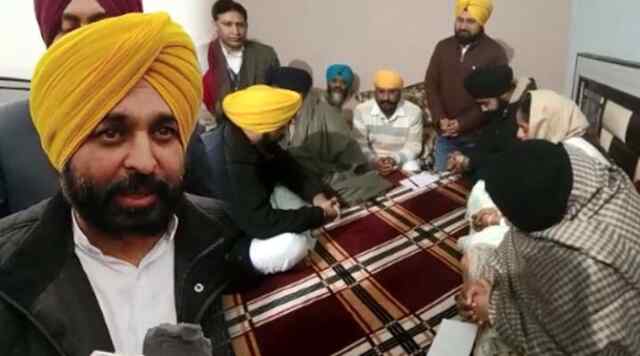 पंजाबः शहीद कांस्टेबल बाजवा के परिवार से मिले सीएम भगवंत मान, देखें वीडियो