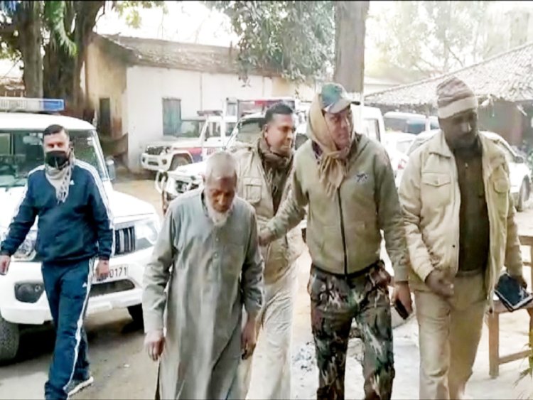 टॉफी देकर बच्ची का दुपट्टा सरकाने लगा व्यक्ति! लोगों ने किया यह हाल