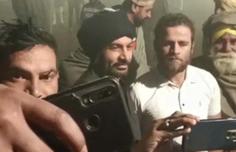 पंजाबः भारत जोड़ो यात्रा में चर्चा में आया यह व्यक्ति, लोग ले रहे सेल्फी