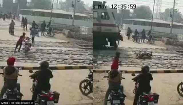 रेलवे क्रॉस‍िंग पर बाइक न‍िकालने दौरान सामने से आ गई ट्रेन, देखें CCTV