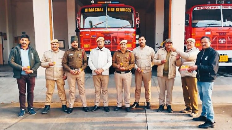 ओल्ड पेंशन मिलने पर फायर बिग्रेड ऊना में जश्न का माहौल, लड्डू बांटकर मनाई खुशी