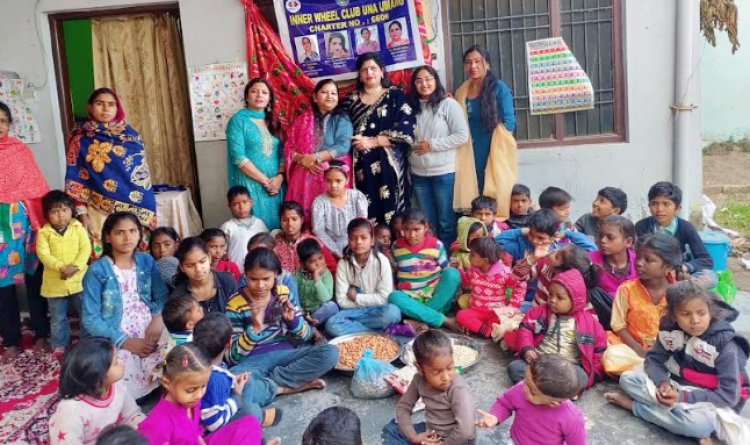 इनरव्हील ऊना उमंग क्लब ने लोहड़ी का त्यौहार स्लम एरिया में मनाया